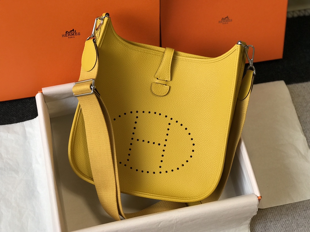 Hermes Evelyne III 29 PM Shoulder Bag In Yellow Clemence Leather